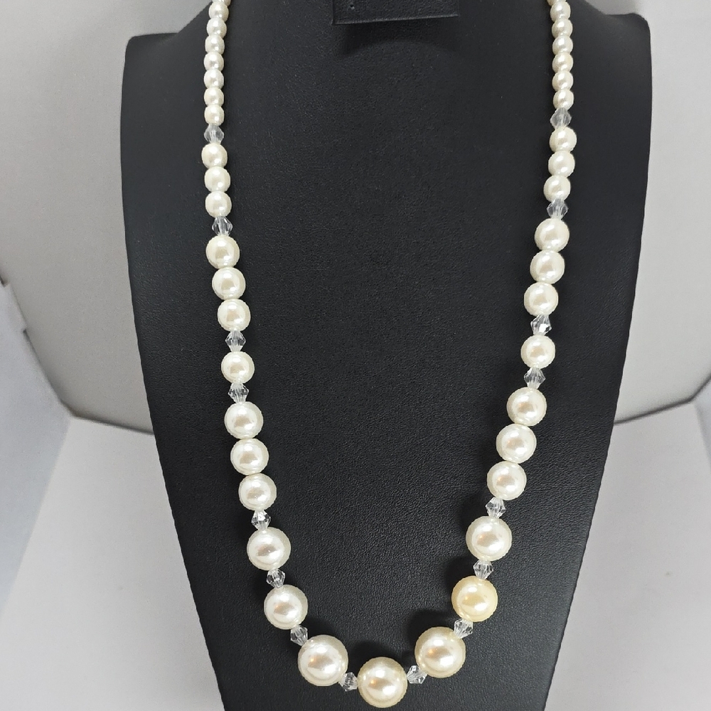 Elegant Faux Pearl Necklace